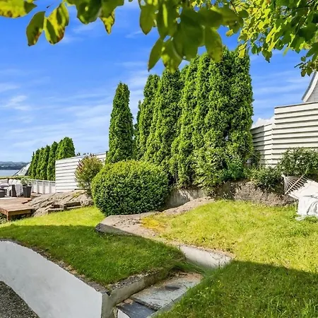 Panoramic Views And Garden! Apartment