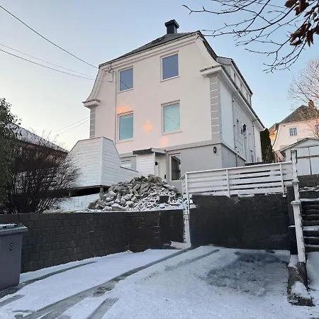 Panoramic Views And Garden! Apartment Bergen